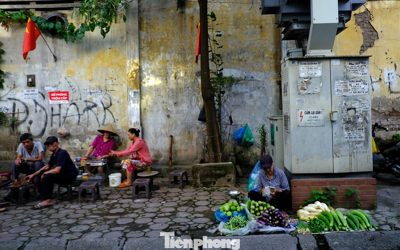 Du khách xúng xính xuống phố Hà Nội dạo chơi ngày mưa rét- Ảnh 19.