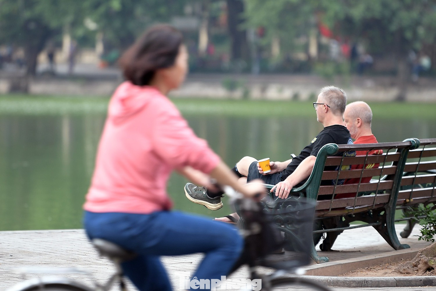 Du khách xúng xính xuống phố Hà Nội dạo chơi ngày mưa rét- Ảnh 18.