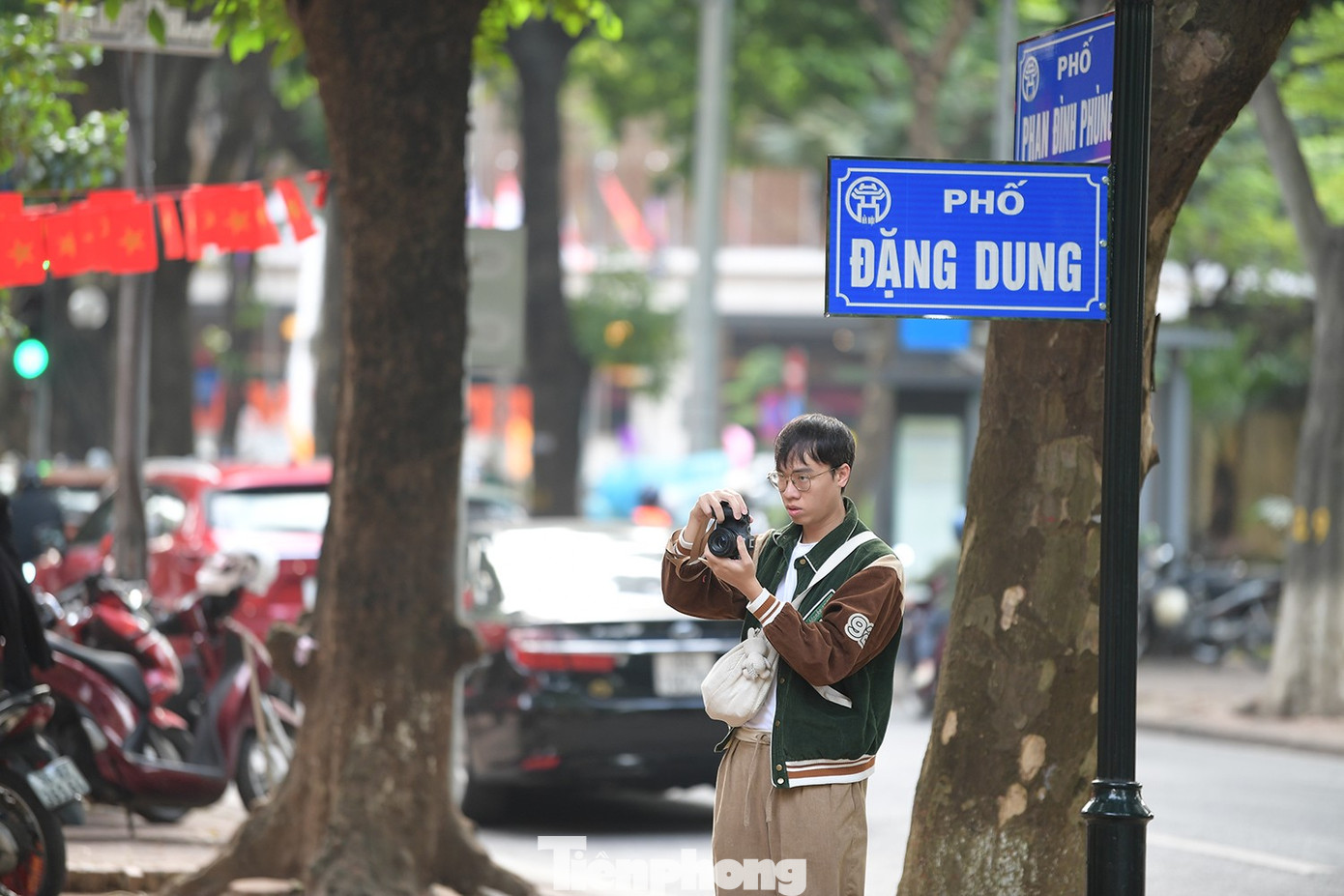 Du khách xúng xính xuống phố Hà Nội dạo chơi ngày mưa rét- Ảnh 12.