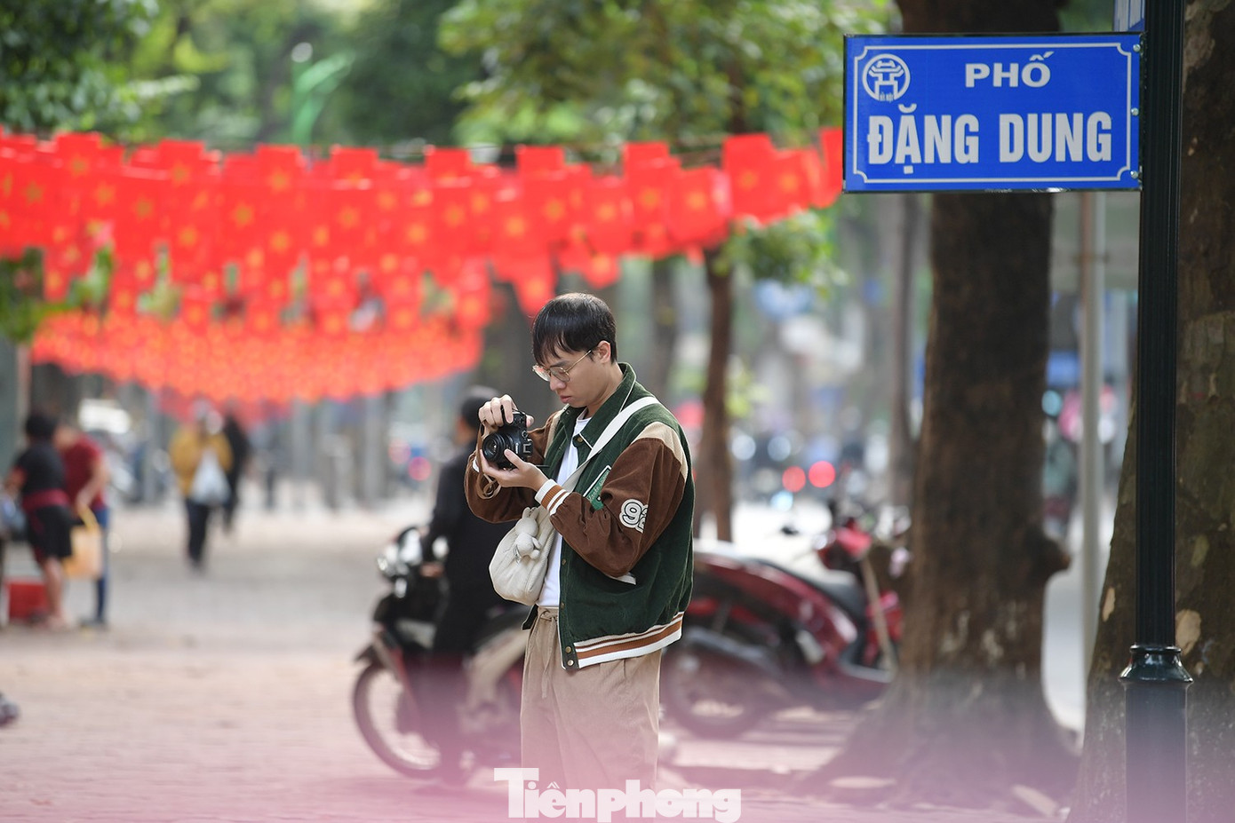 Du khách xúng xính xuống phố Hà Nội dạo chơi ngày mưa rét- Ảnh 11.