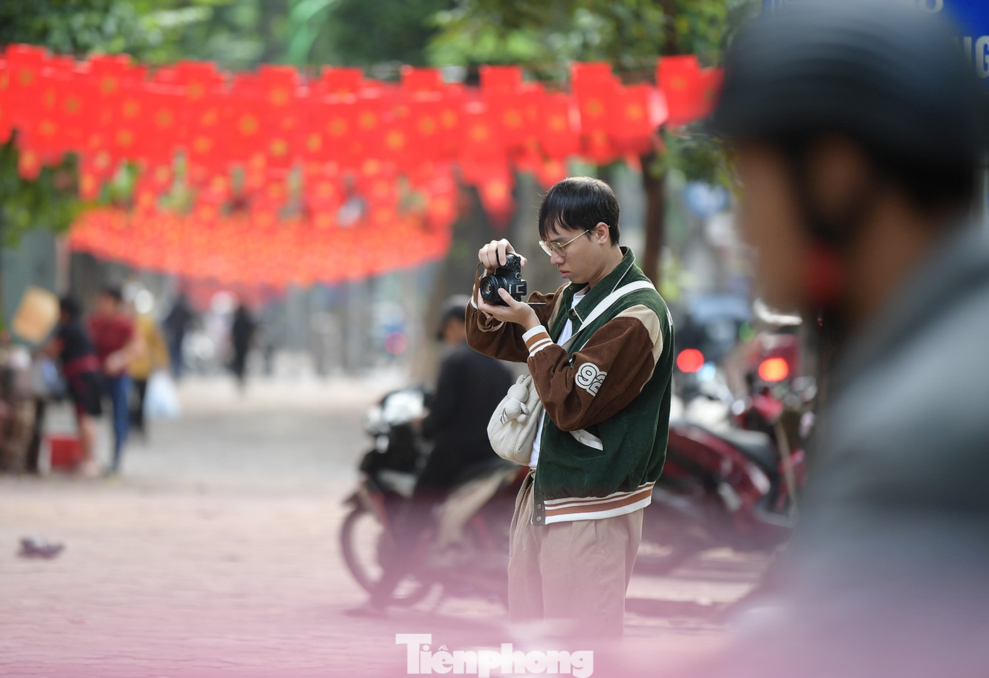 Du khách xúng xính xuống phố Hà Nội dạo chơi ngày mưa rét- Ảnh 10.