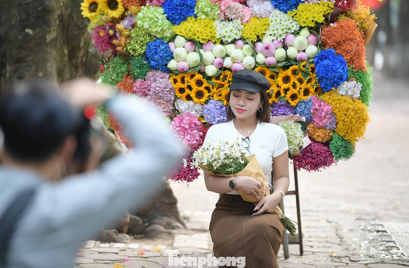 Du khách xúng xính xuống phố Hà Nội dạo chơi ngày mưa rét- Ảnh 6.