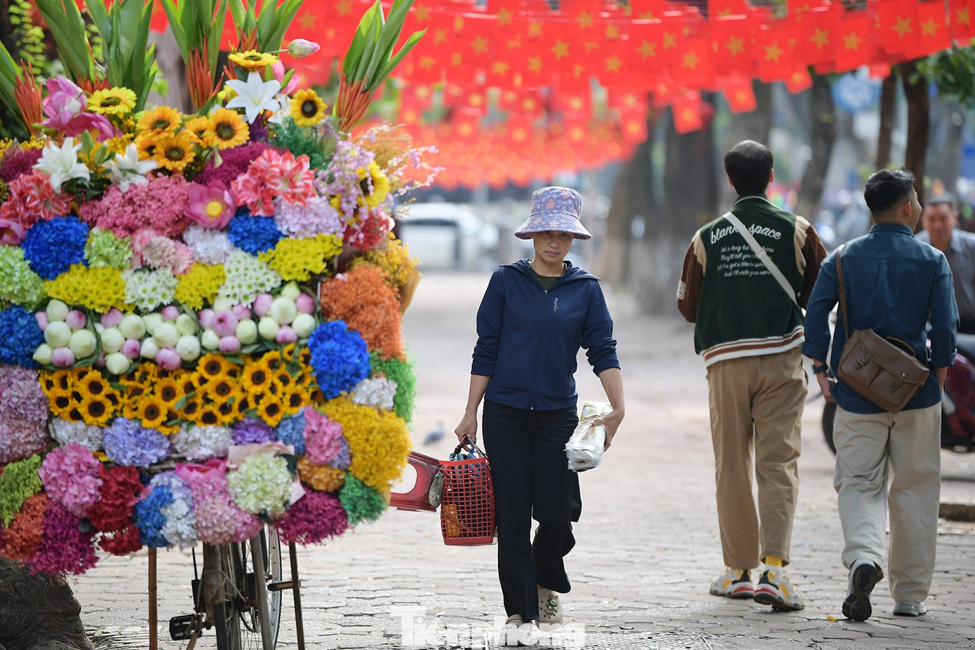 Du khách xúng xính xuống phố Hà Nội dạo chơi ngày mưa rét- Ảnh 9.