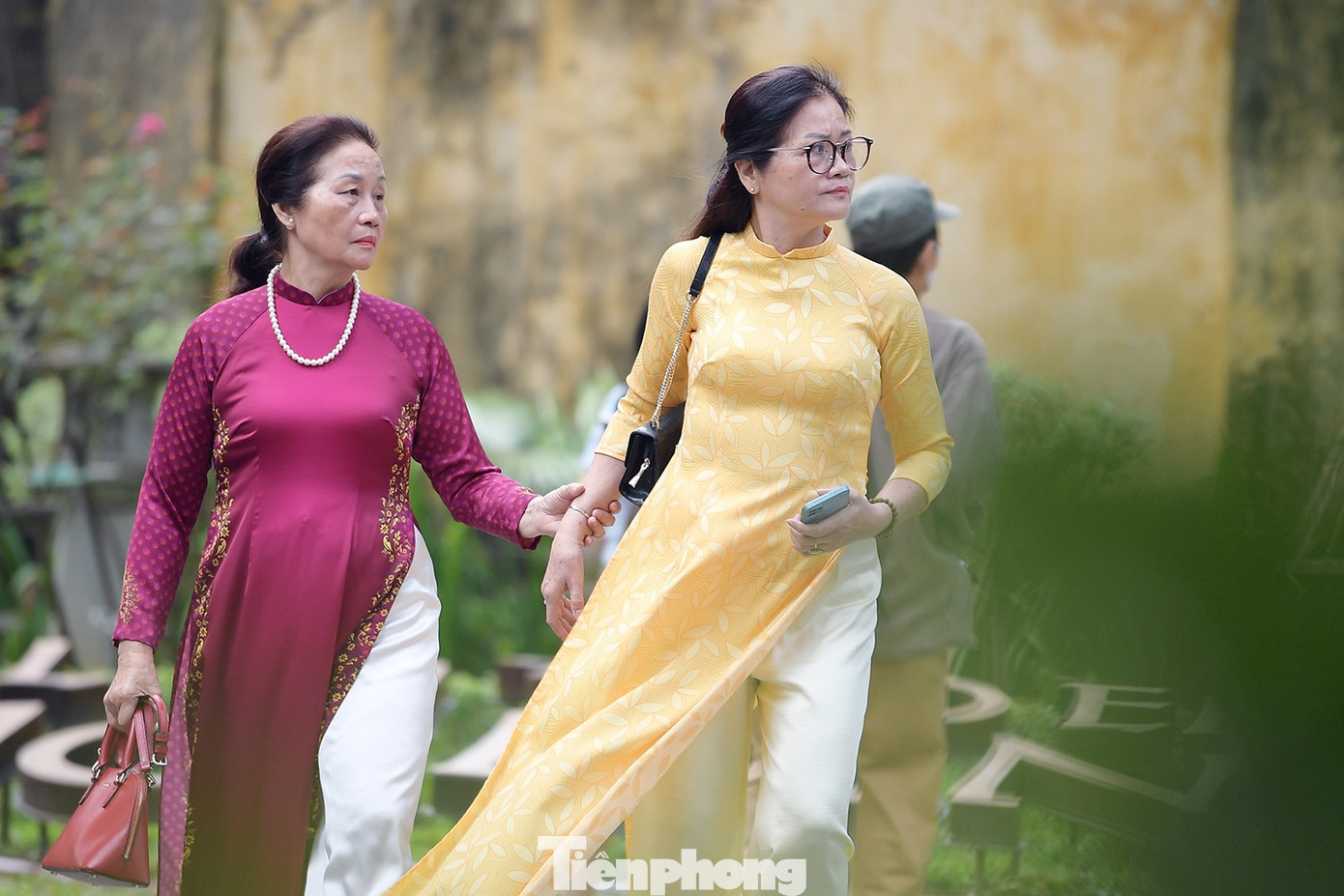 Du khách xúng xính xuống phố Hà Nội dạo chơi ngày mưa rét- Ảnh 2.