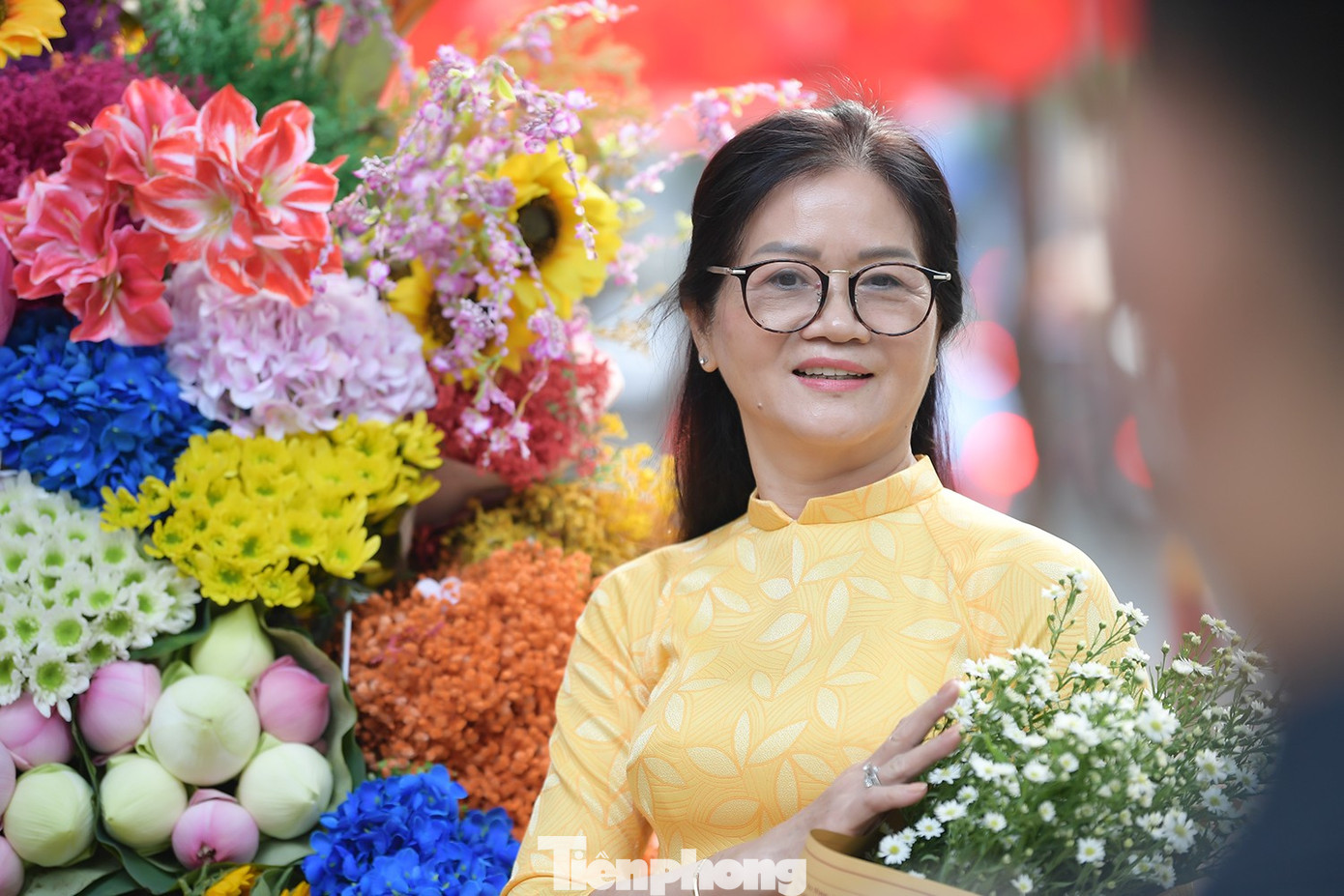 Du khách xúng xính xuống phố Hà Nội dạo chơi ngày mưa rét- Ảnh 3.