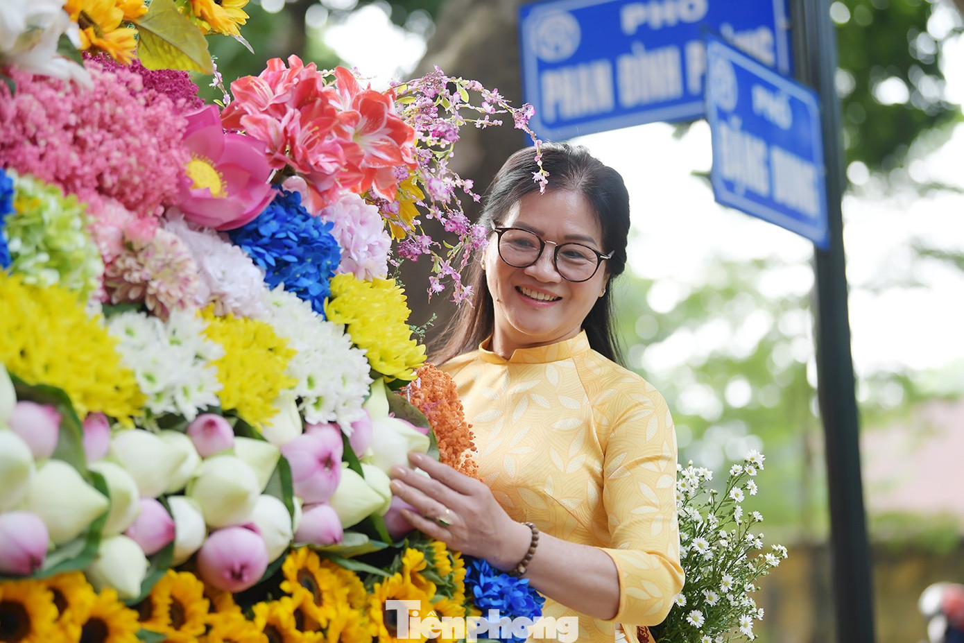 Du khách xúng xính xuống phố Hà Nội dạo chơi ngày mưa rét- Ảnh 5.