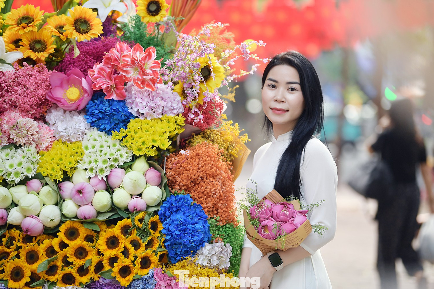 Du khách xúng xính xuống phố Hà Nội dạo chơi ngày mưa rét- Ảnh 14.