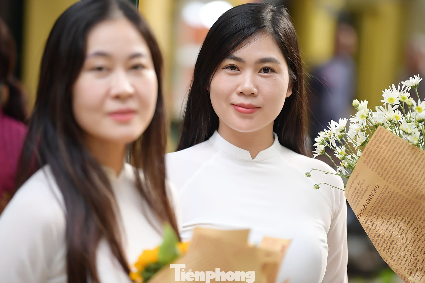 Du khách xúng xính xuống phố Hà Nội dạo chơi ngày mưa rét- Ảnh 8.