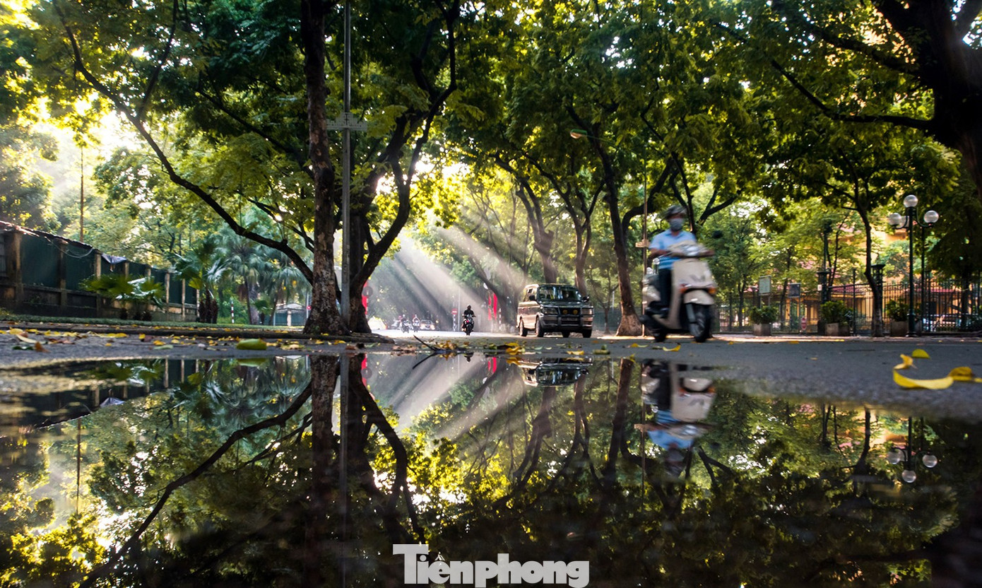 Du khách xúng xính xuống phố Hà Nội dạo chơi ngày mưa rét- Ảnh 1.