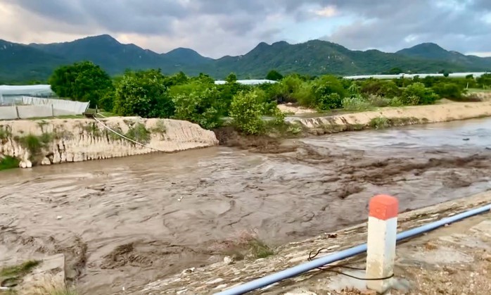 Vỡ hồ chứa nước tại trang trại ở Lâm Đồng, người dân hạ lưu khẩn trương di dời trong đêm- Ảnh 2.