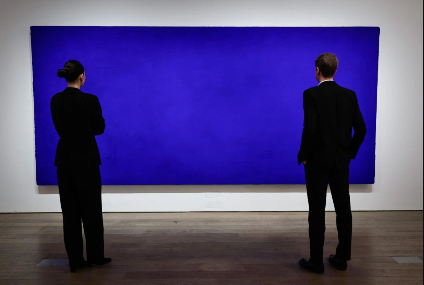 Bức tranh rộng gần 4 m, cao gần 2 m chỉ toàn màu xanh được mua với giá 21 triệu USD: Bí mật nằm ở đâu?- Ảnh 2.