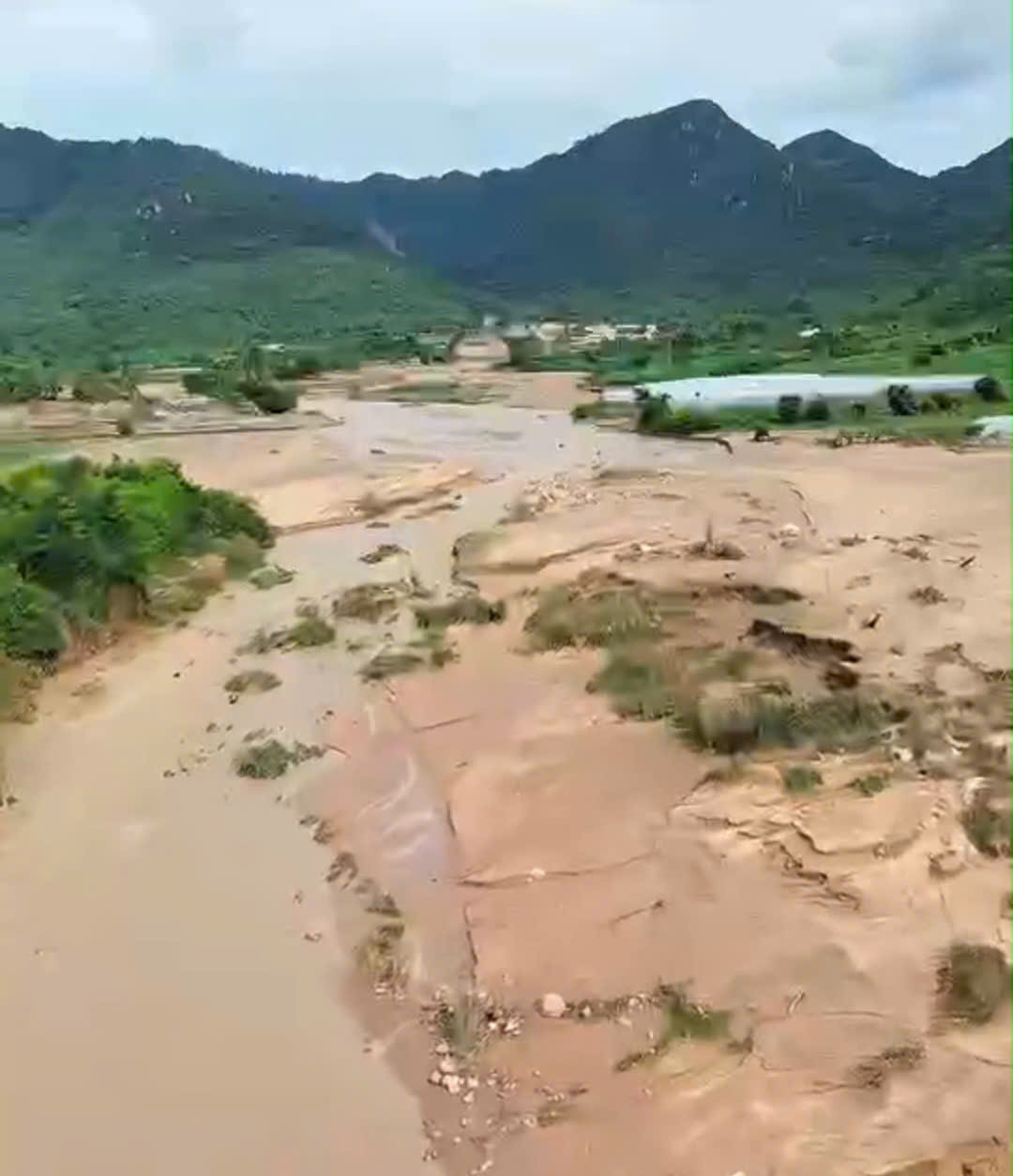 Vụ vỡ hồ chứa nước gây chết người ở Lâm Đồng: Chưa được cấp phép xây dựng- Ảnh 2.