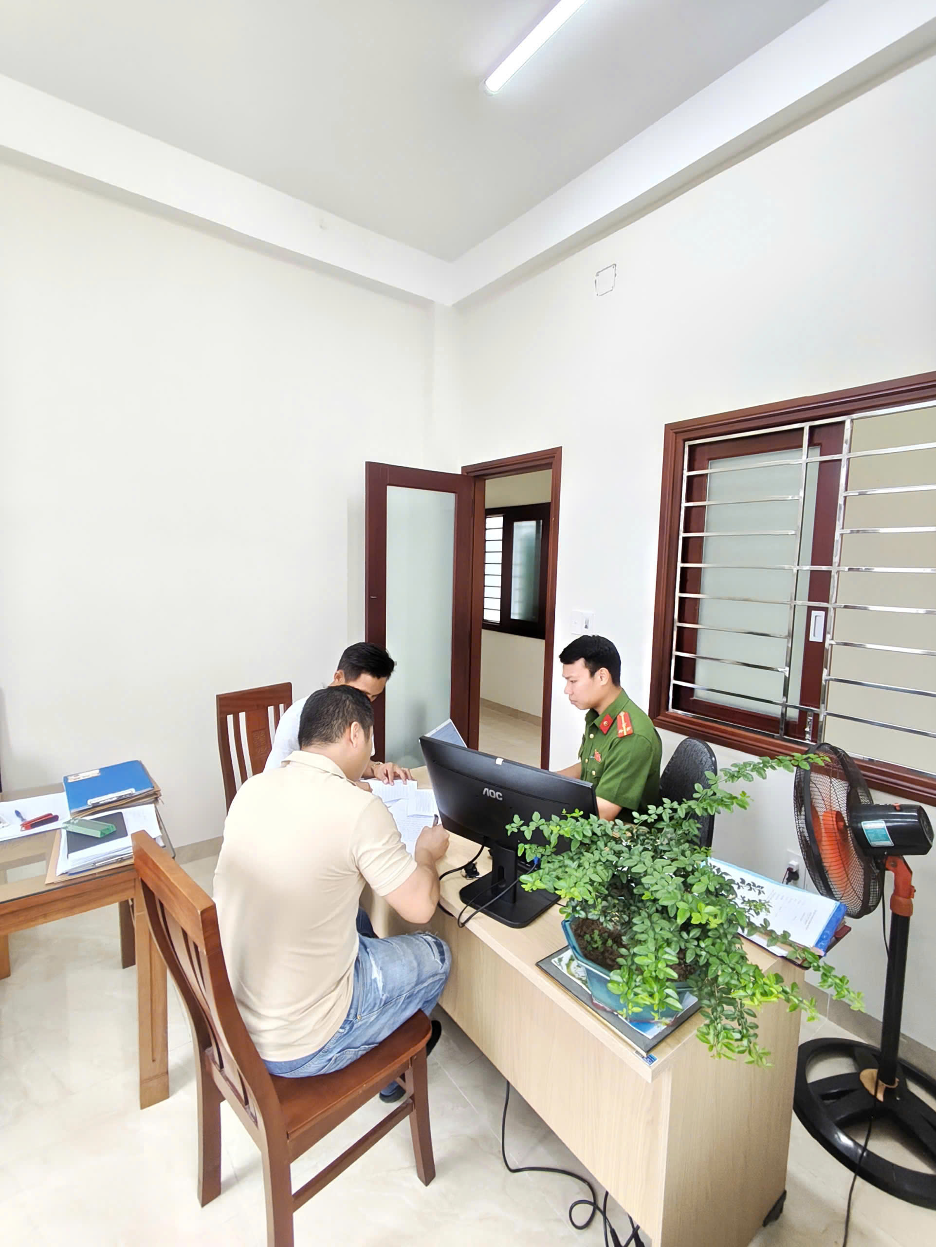 Phạt 3 thanh niên đăng ảnh nhạy cảm của người khác lên nhóm Zalo- Ảnh 2.