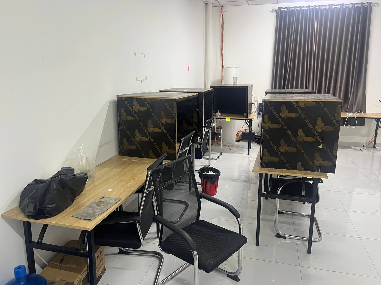 24 buồng gọi, 19 hộ chiếu, 20 điện thoại và phông nền FBI: Đột kích bên trong hang ổ lừa đảo xuyên quốc gia tại Campuchia- Ảnh 4. 24 buồng gọi, 19 hộ chiếu, 20 điện thoại và phông nền FBI: Đột kích bên trong hang ổ lừa đảo xuyên quốc gia tại Campuchia- Ảnh 4.