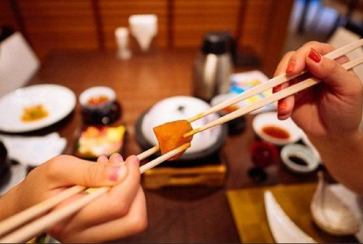 Vì sao người Việt kiêng 'nối đũa'?- Ảnh 1.