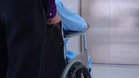 Thanh niên 22 tuổi chân 'mềm nhũn', không đứng dậy nổi sau một đêm: Bác sĩ hé lộ 'thủ phạm' bất ngờ- Ảnh 1.