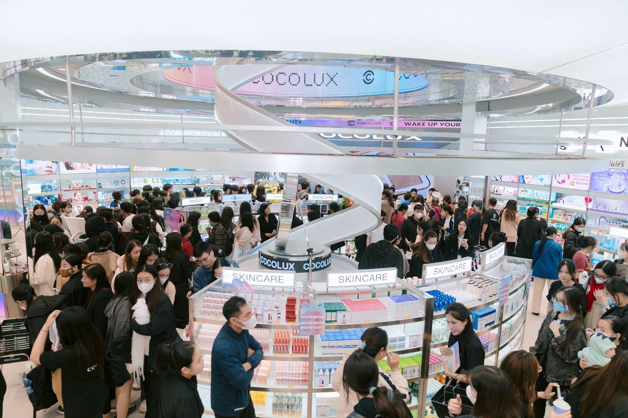 Hoa hậu Thanh Thuỷ - Lương Thuỳ Linh cùng đổ bộ Flagship COCOLUX, nhan sắc “đỉnh chóp” khiến fans không rời mắt- Ảnh 1. Hoa hậu Thanh Thuỷ - Lương Thuỳ Linh cùng đổ bộ Flagship COCOLUX, nhan sắc “đỉnh chóp” khiến fans không rời mắt- Ảnh 1.