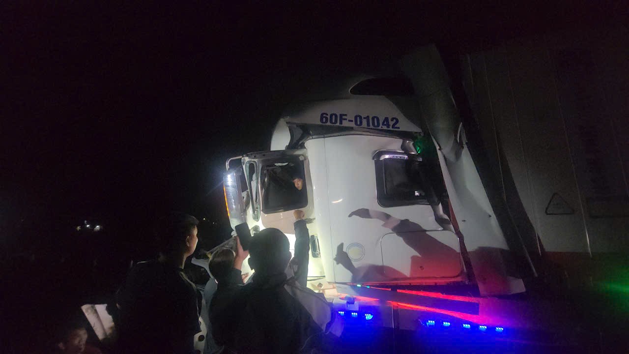 Tai nạn giao thông trên cao tốc, nam tài xế mắc kẹt trong cabin- Ảnh 2.