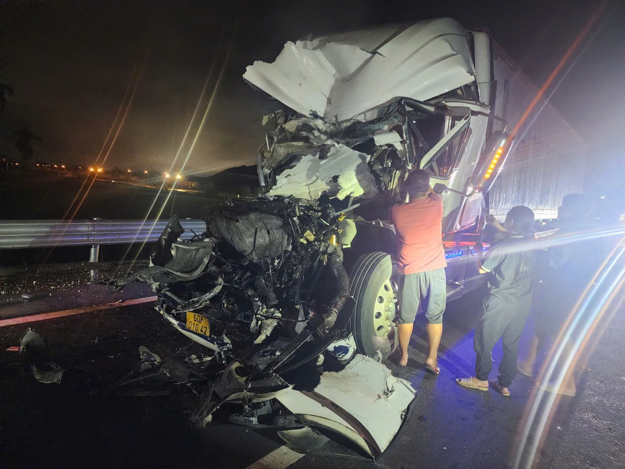 Tai nạn giao thông trên cao tốc, nam tài xế mắc kẹt trong cabin- Ảnh 1.