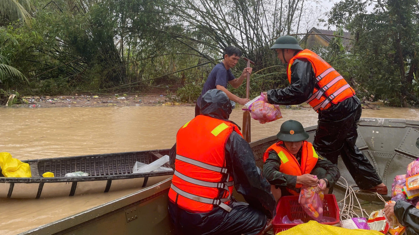 Hàng ngàn cán bộ chiến sĩ Quân khu 5 ứng cứu người dân trên đỉnh lũ- Ảnh 10.