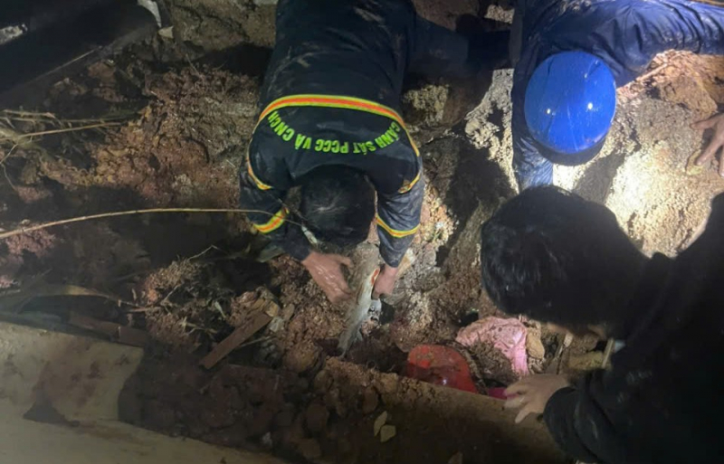 Vỡ òa khoảnh khắc tìm thấy cháu bé bị vùi lấp trong đống đổ nát sau sạt lở ở Lâm Đồng- Ảnh 1. Vỡ òa khoảnh khắc tìm thấy cháu bé bị vùi lấp trong đống đổ nát sau sạt lở ở Lâm Đồng- Ảnh 1.