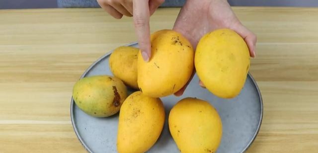 4 dấu hiệu nhận biết xoài chín ngọt tự nhiên, thịt dày, hạt lép- Ảnh 3.