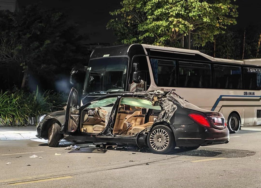 Hiện trường vụ xe Maybach S600 đâm xe khách 1 người tử vong- Ảnh 1.