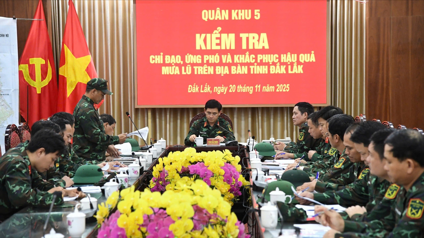 Hàng ngàn cán bộ chiến sĩ Quân khu 5 ứng cứu người dân trên đỉnh lũ- Ảnh 2.