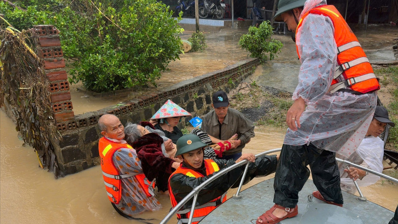 Hàng ngàn cán bộ chiến sĩ Quân khu 5 ứng cứu người dân trên đỉnh lũ- Ảnh 11.