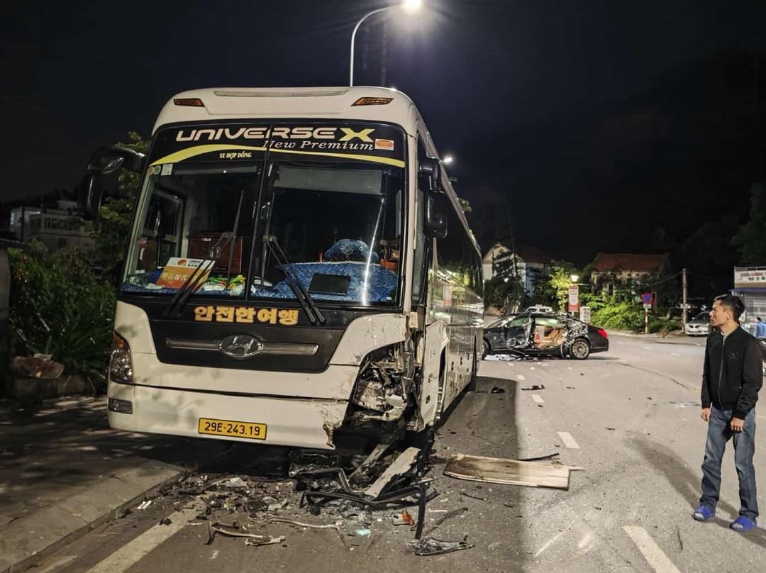 Hiện trường vụ xe Maybach S600 đâm xe khách 1 người tử vong- Ảnh 4.