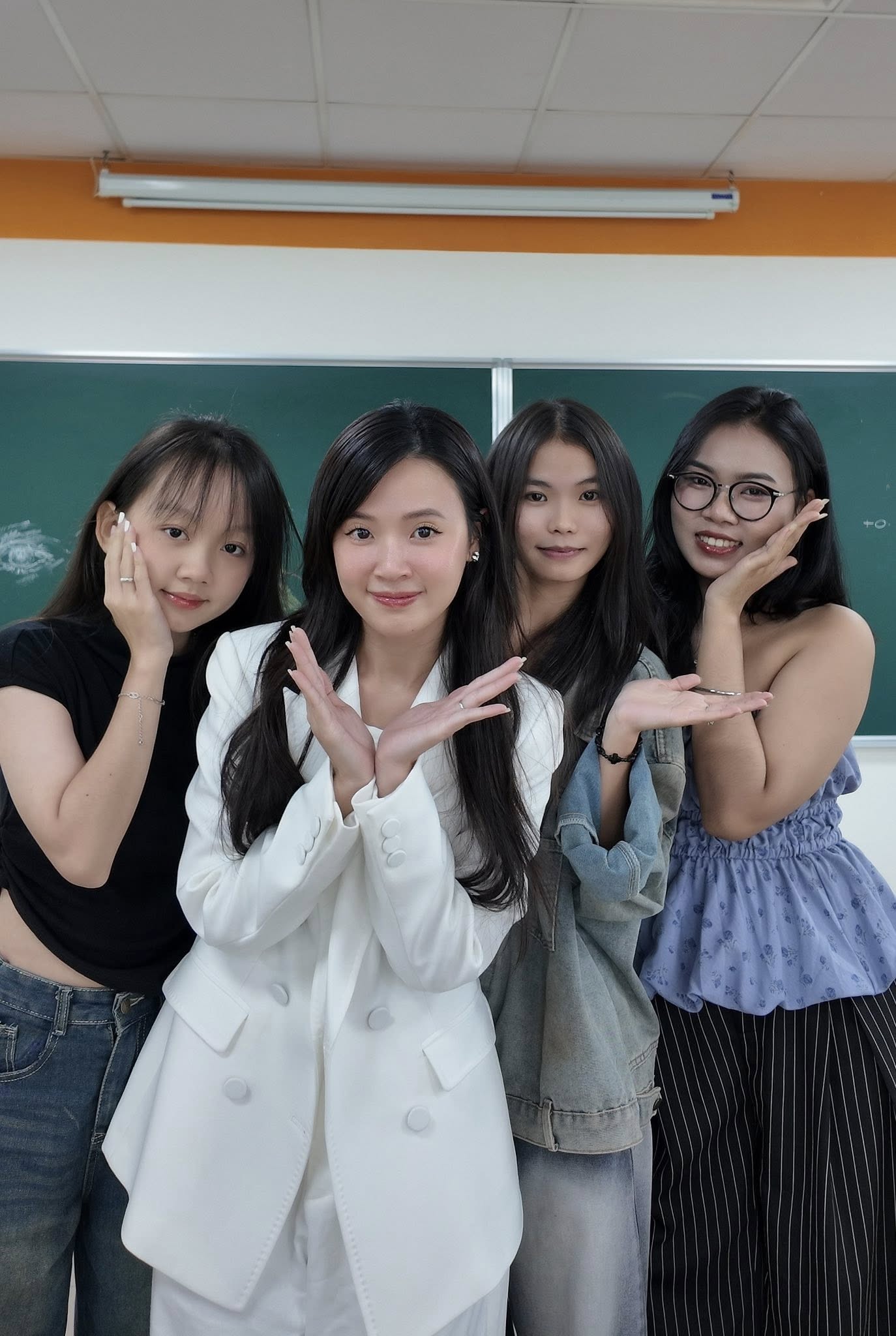 Vbiz có 1 mỹ nhân sáng làm cô giáo, tối lên đồ đi quẩy: U40 mà trẻ hơn học sinh mới đáng nể- Ảnh 6. Vbiz có 1 mỹ nhân sáng làm cô giáo, tối lên đồ đi quẩy: U40 mà trẻ hơn học sinh mới đáng nể- Ảnh 6.