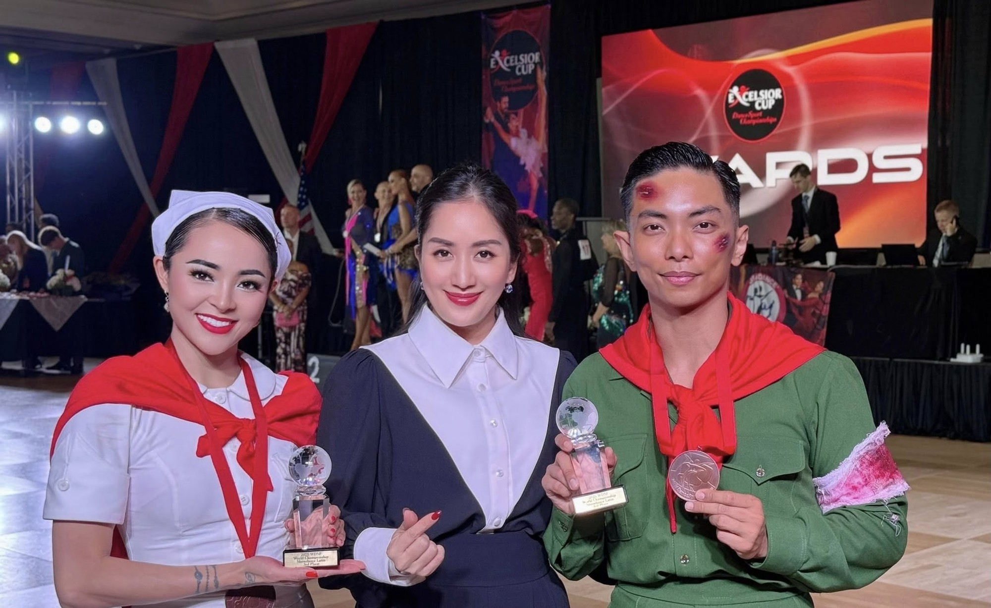 Phan Hiển vinh dự Huân chương Lao động hạng Ba, Khánh Thi có phản ứng gây chú ý- Ảnh 4. Phan Hiển vinh dự Huân chương Lao động hạng Ba, Khánh Thi có phản ứng gây chú ý- Ảnh 4.