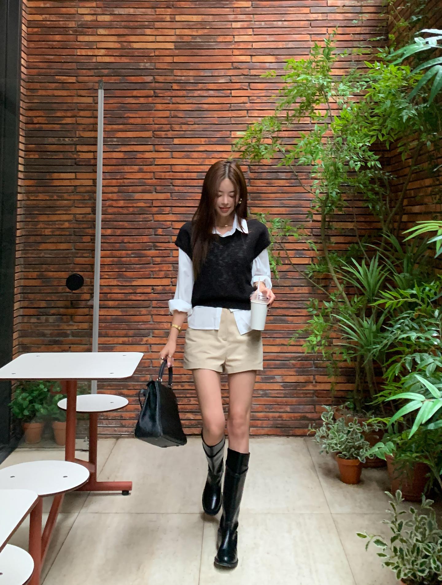 Boots phối cùng 4 kiểu trang phục này là chuẩn, giúp sang chảnh hóa cả set đồ- Ảnh 11. Boots phối cùng 4 kiểu trang phục này là chuẩn, giúp sang chảnh hóa cả set đồ- Ảnh 11.