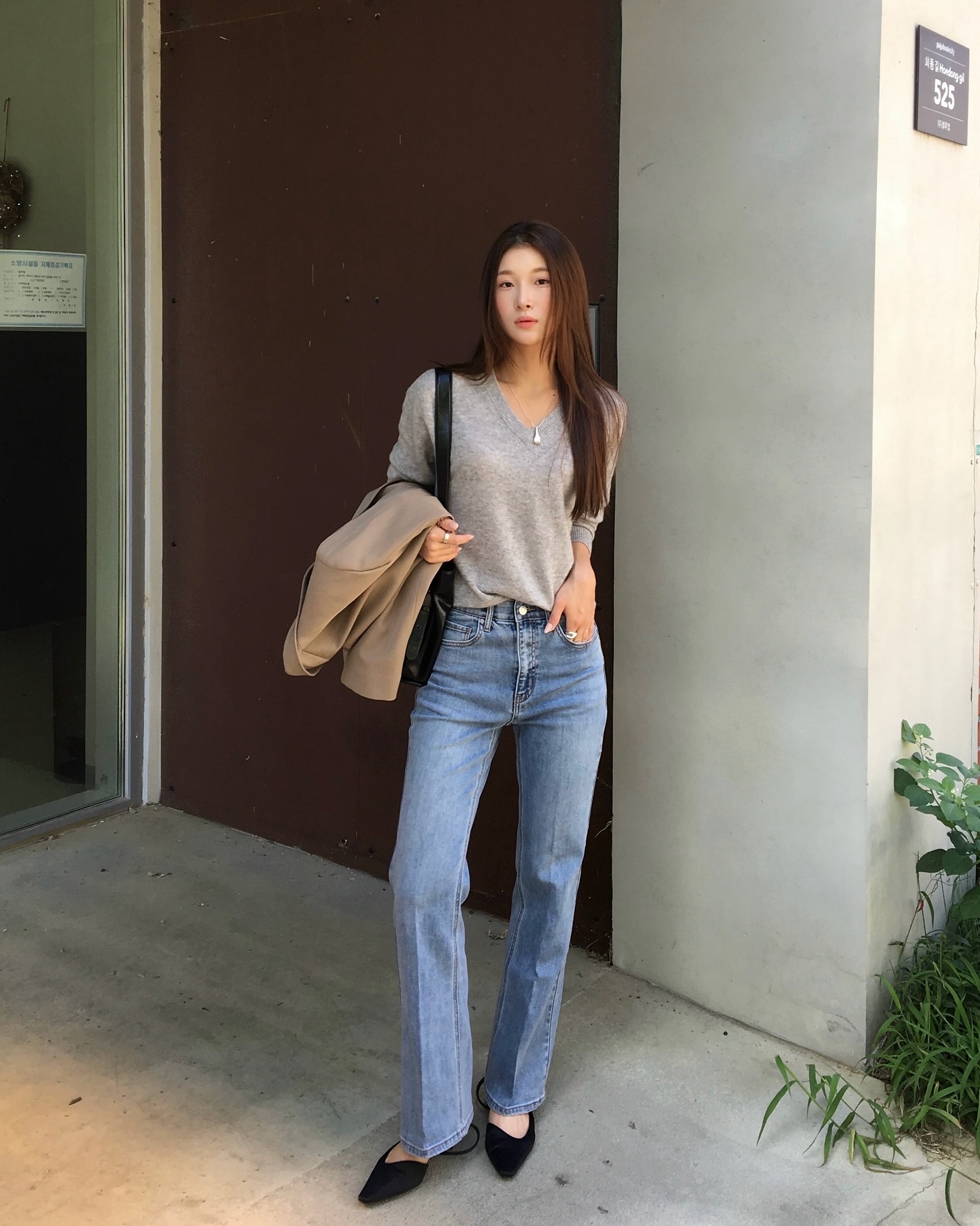 Giày đi với quần jeans: Phải chọn đúng 5 kiểu này thì mới sành điệu từng centimet- Ảnh 5.