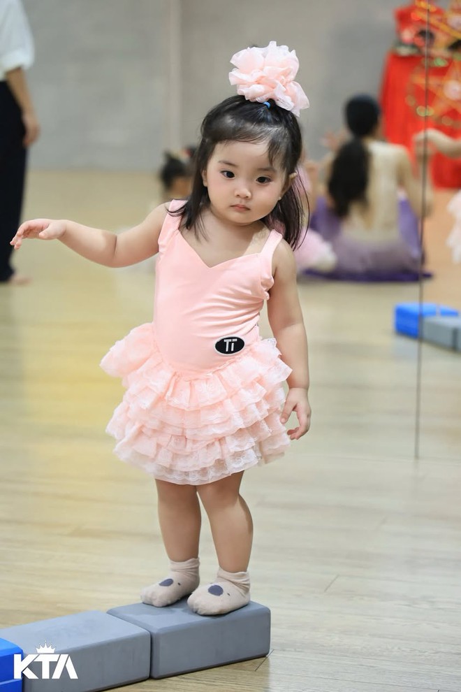 Không thể rời mắt khỏi Lisa nhà Khánh Thi - Phan Hiển, loạt ảnh đời thường gây sốt vì đáng yêu như hoạt hình- Ảnh 7.