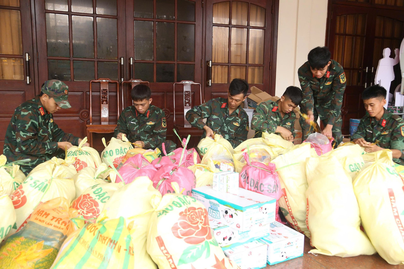 Hàng ngàn cán bộ chiến sĩ Quân khu 5 ứng cứu người dân trên đỉnh lũ- Ảnh 4.