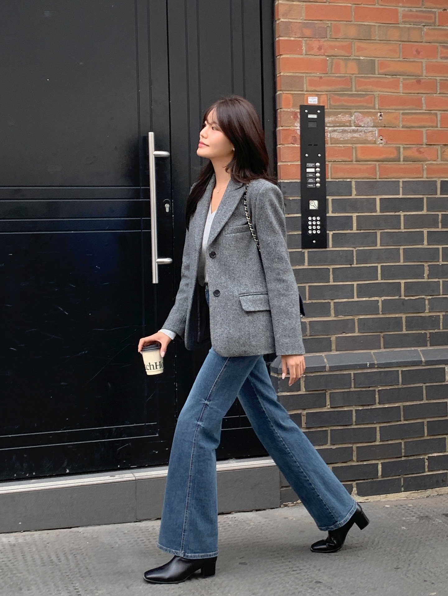 Giày đi với quần jeans: Phải chọn đúng 5 kiểu này thì mới sành điệu từng centimet- Ảnh 4.