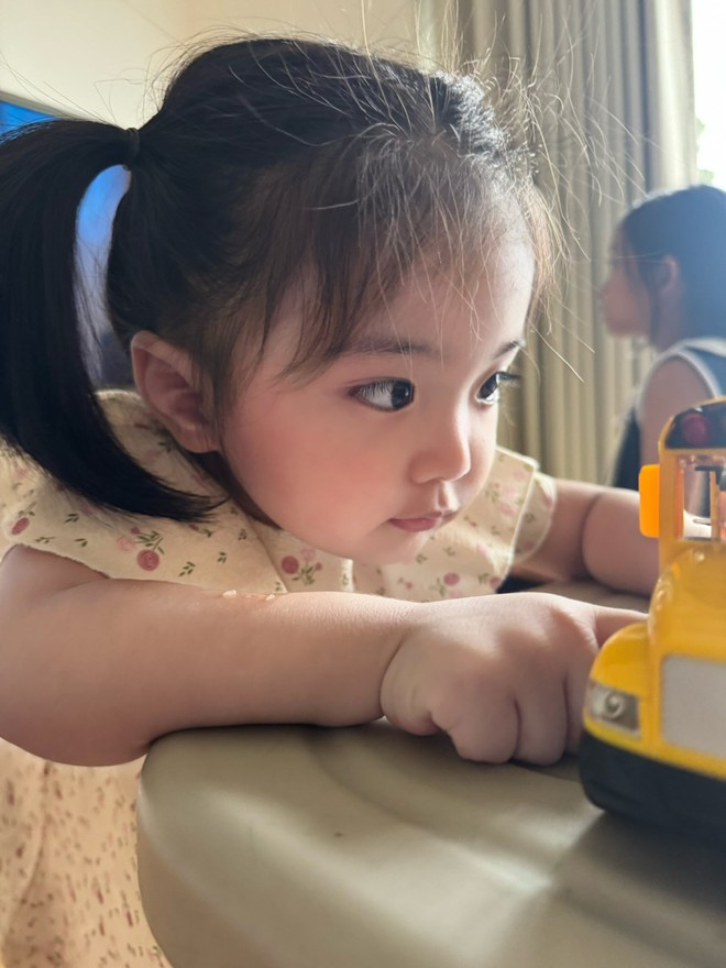 Không thể rời mắt khỏi Lisa nhà Khánh Thi - Phan Hiển, loạt ảnh đời thường gây sốt vì đáng yêu như hoạt hình- Ảnh 4.