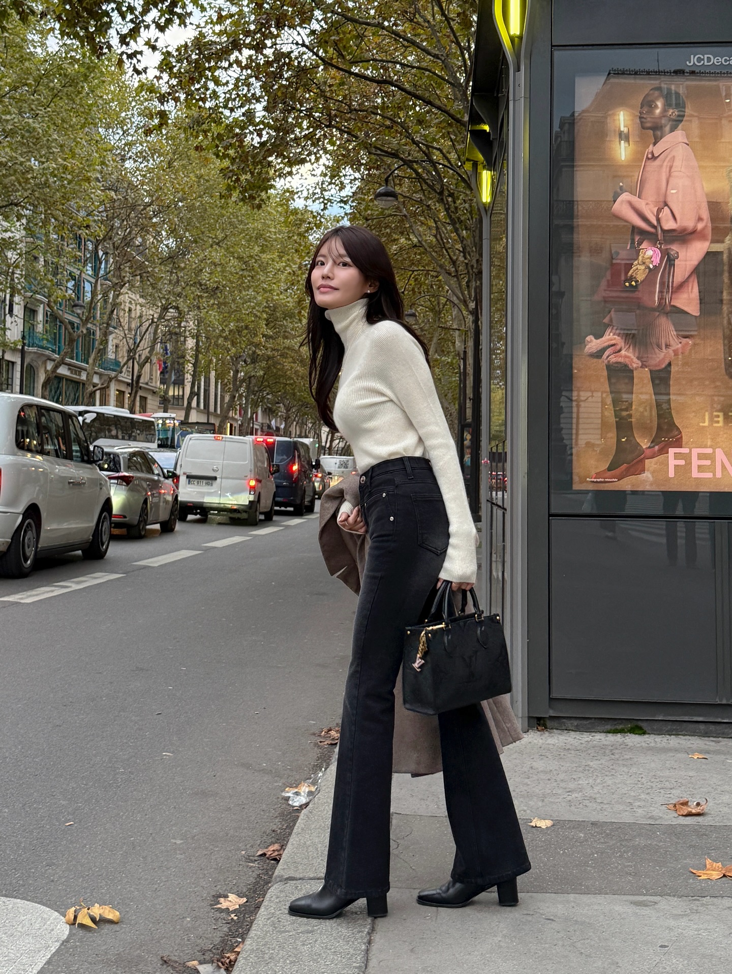 Giày đi với quần jeans: Phải chọn đúng 5 kiểu này thì mới sành điệu từng centimet- Ảnh 1.