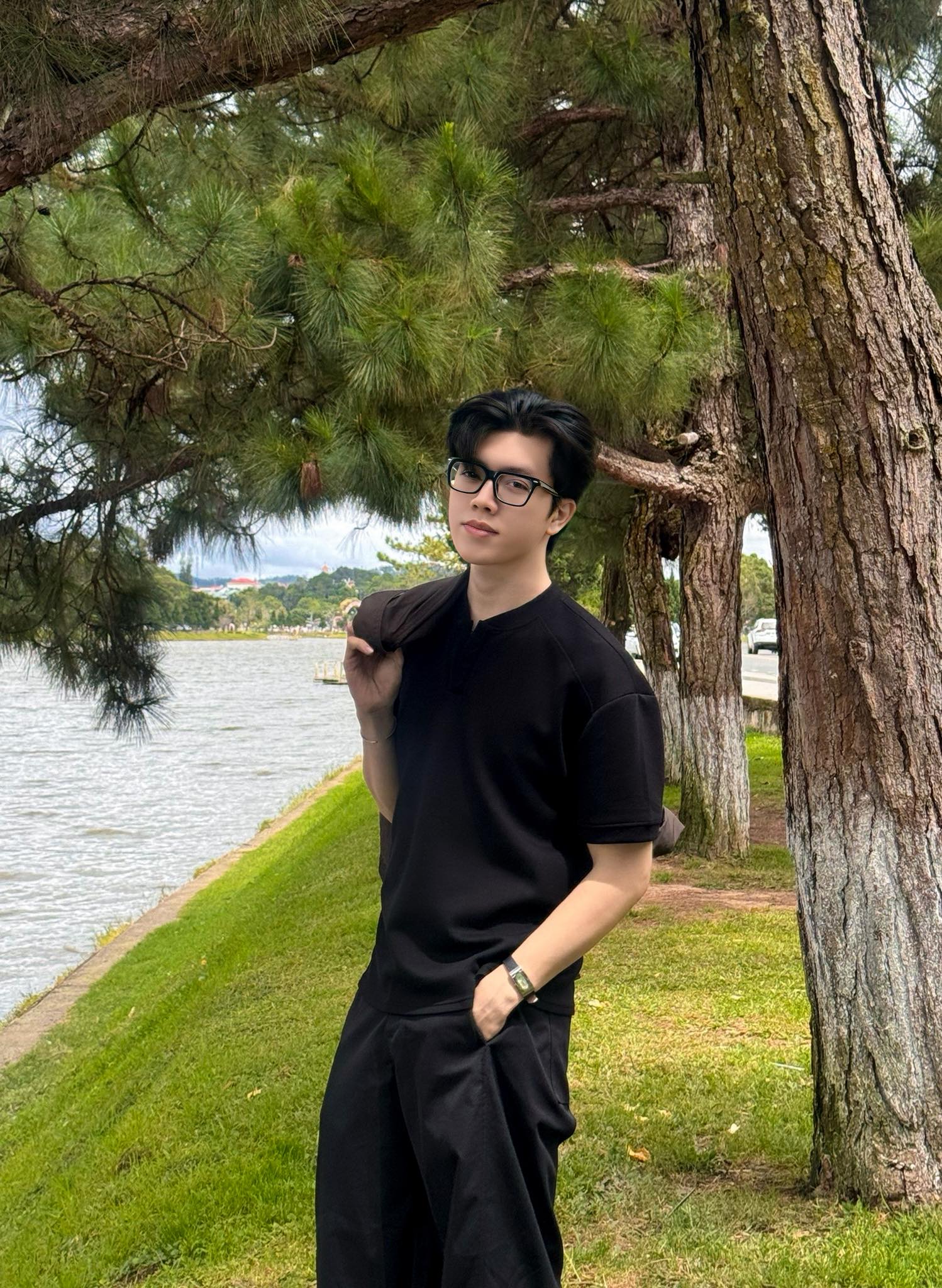 Sự thật về "Đang bận đi dạy" - thầy giáo khó tính nhất TikTok- Ảnh 1. Sự thật về "Đang bận đi dạy" - thầy giáo khó tính nhất TikTok- Ảnh 1.