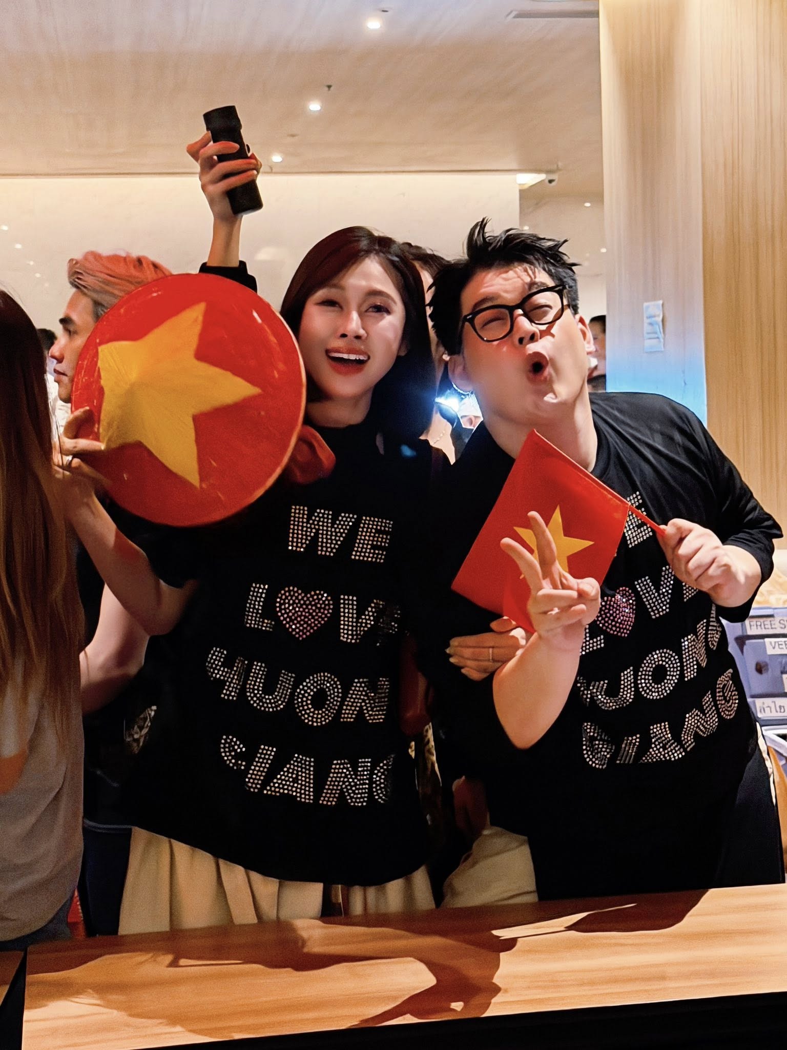 Dàn sao Việt sang Thái ủng hộ Hương Giang: Khí thế hừng hực trước thềm Chung kết Miss Universe!- Ảnh 2. Dàn sao Việt sang Thái ủng hộ Hương Giang: Khí thế hừng hực trước thềm Chung kết Miss Universe!- Ảnh 2.