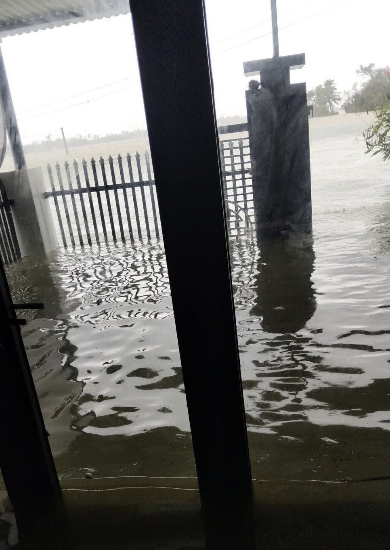 3 mẹ con mắc kẹt trên nóc nhà, cầu cứu xuyên đêm trong lũ dữ ở Đắk Lắk: Tình hình mới nhất- Ảnh 2. 3 mẹ con mắc kẹt trên nóc nhà, cầu cứu xuyên đêm trong lũ dữ ở Đắk Lắk: Tình hình mới nhất- Ảnh 2.