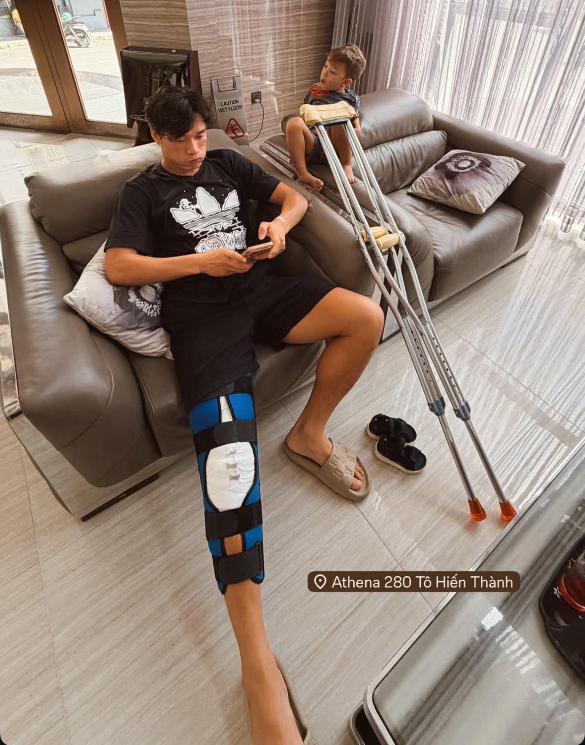 Chạnh lòng hình ảnh thủ môn quốc dân Bùi Tiến Dũng ngồi xe lăn lặng lẽ ở sân bay- Ảnh 2.