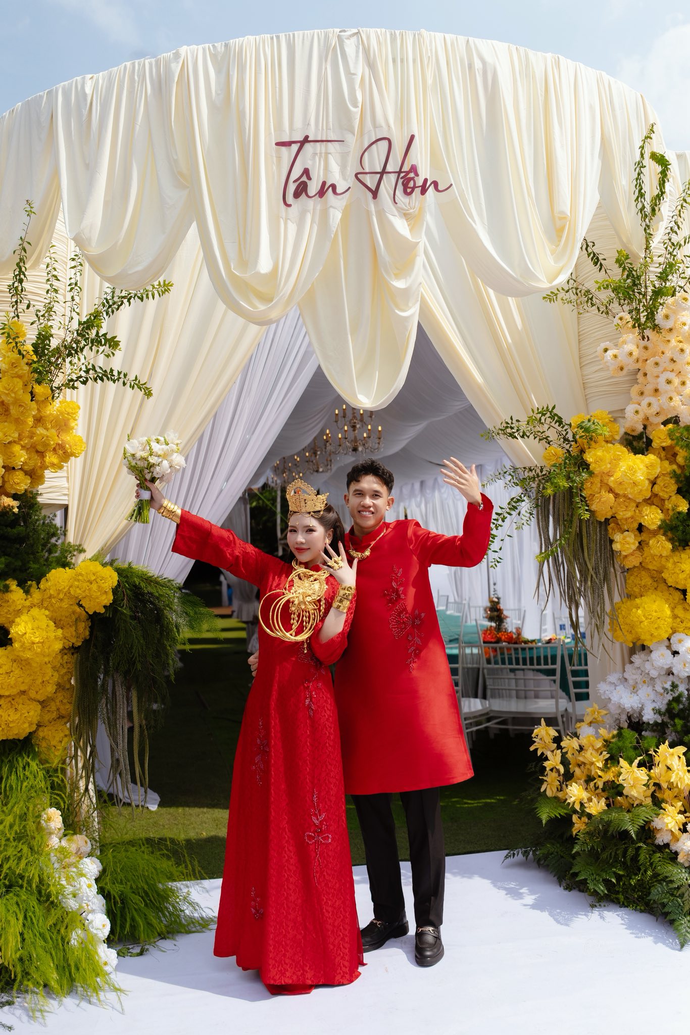 Tiền vệ tuyển Việt Nam cùng chủ tiệm vàng trích tiền mừng cưới ủng hộ miền Trung- Ảnh 2.