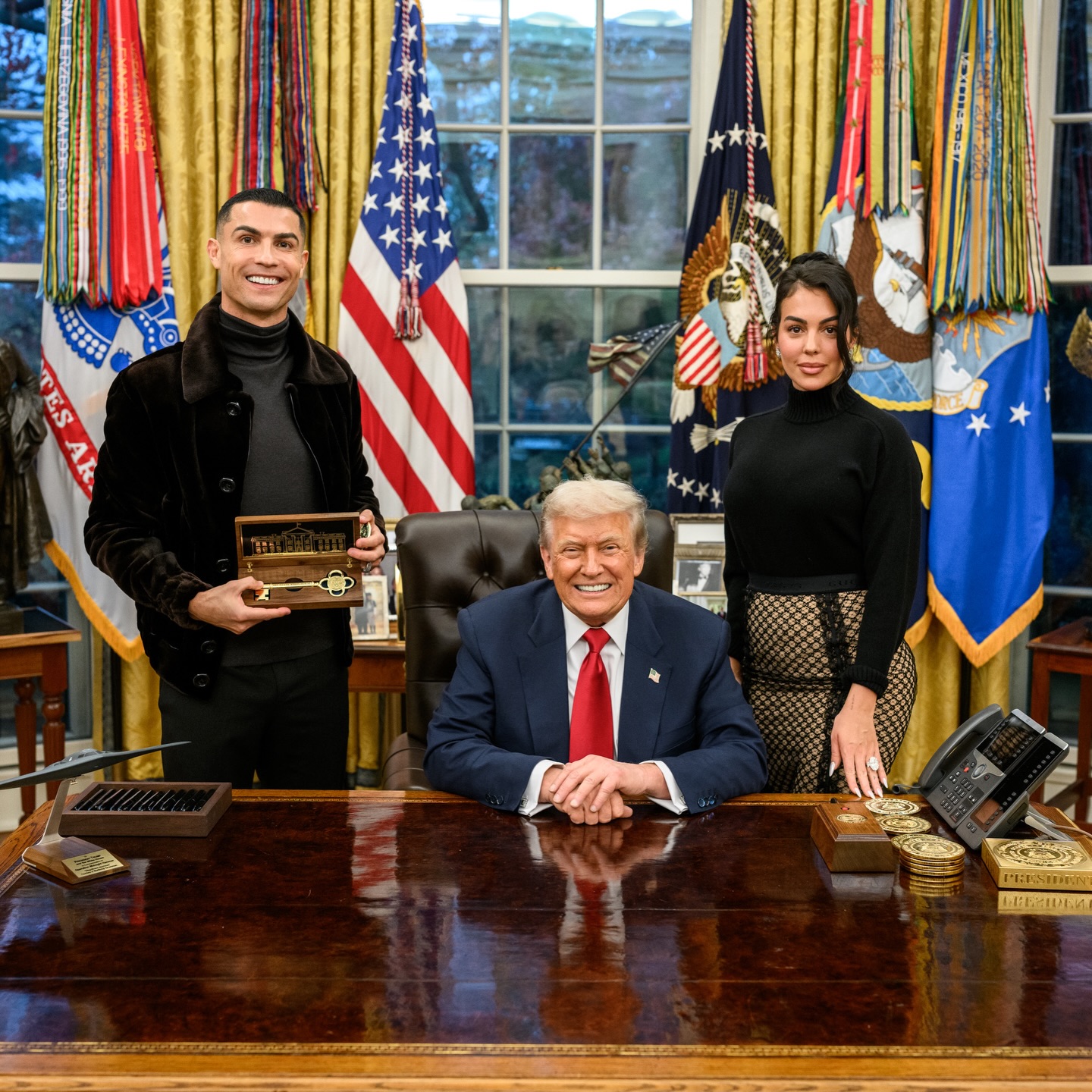 Ronaldo cùng vợ sắp cưới cực tình tứ khi tới Nhà trắng dự tiệc cùng Tổng thống Donald Trump- Ảnh 1. Ronaldo cùng vợ sắp cưới cực tình tứ khi tới Nhà trắng dự tiệc cùng Tổng thống Donald Trump- Ảnh 1.