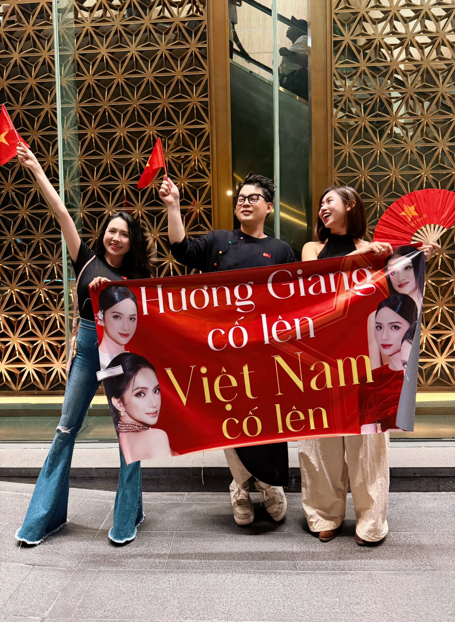 Dàn sao Việt sang Thái ủng hộ Hương Giang: Khí thế hừng hực trước thềm Chung kết Miss Universe!- Ảnh 1. Dàn sao Việt sang Thái ủng hộ Hương Giang: Khí thế hừng hực trước thềm Chung kết Miss Universe!- Ảnh 1.