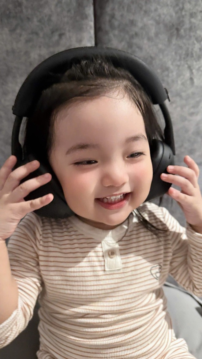 Không thể rời mắt khỏi Lisa nhà Khánh Thi - Phan Hiển, loạt ảnh đời thường gây sốt vì đáng yêu như hoạt hình- Ảnh 3.