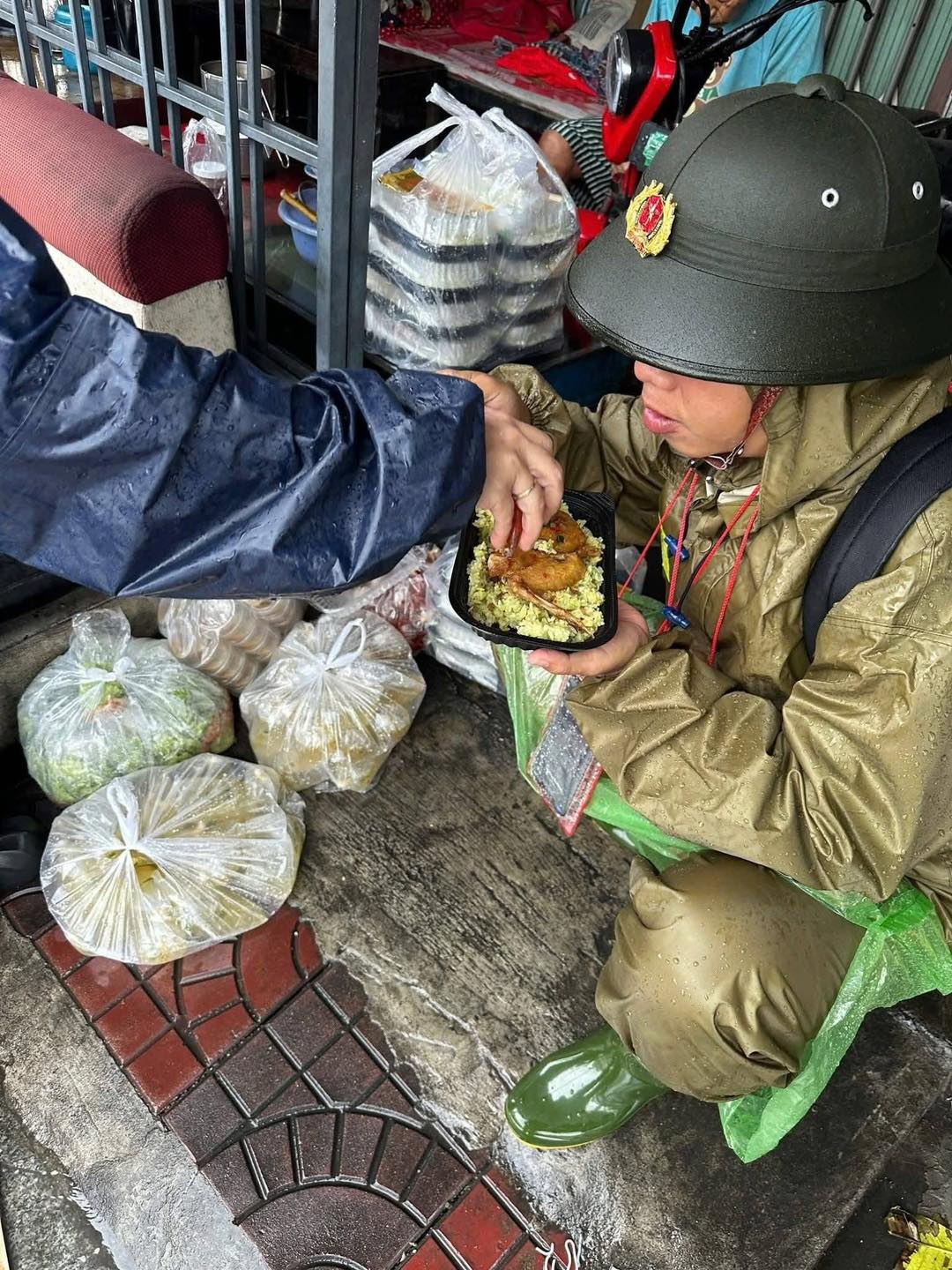 Bữa cơm vội, chiếc cano bị lật, những ánh đèn đêm trong lũ lớn: Đừng vội trách nếu cuộc gọi cứu hộ chưa kịp nghe...- Ảnh 4.