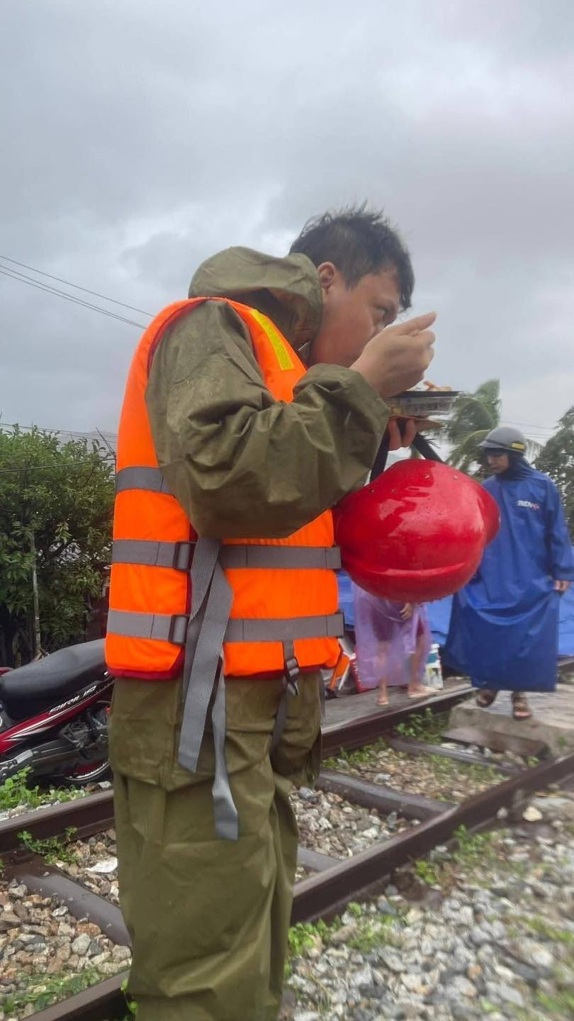 Bữa cơm vội, chiếc cano bị lật, những ánh đèn đêm trong lũ lớn: Đừng vội trách nếu cuộc gọi cứu hộ chưa kịp nghe...- Ảnh 5.