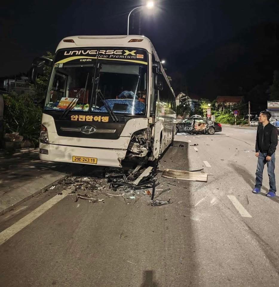 Mercedes Maybach "phi như bay" húc vào xe khách đỗ ven đường ở Quảng Ninh, tài xế bất tỉnh: Hiện trường gây ám ảnh- Ảnh 1.